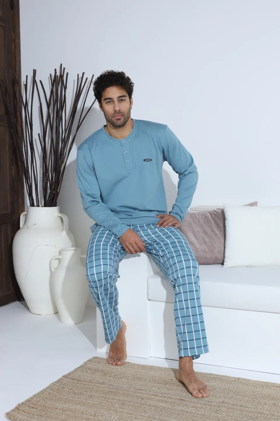 Pijamale bărbați albastru – bluză cu nasturi și detaliu metalic, pantaloni lungi în carouri, 100% bumbac