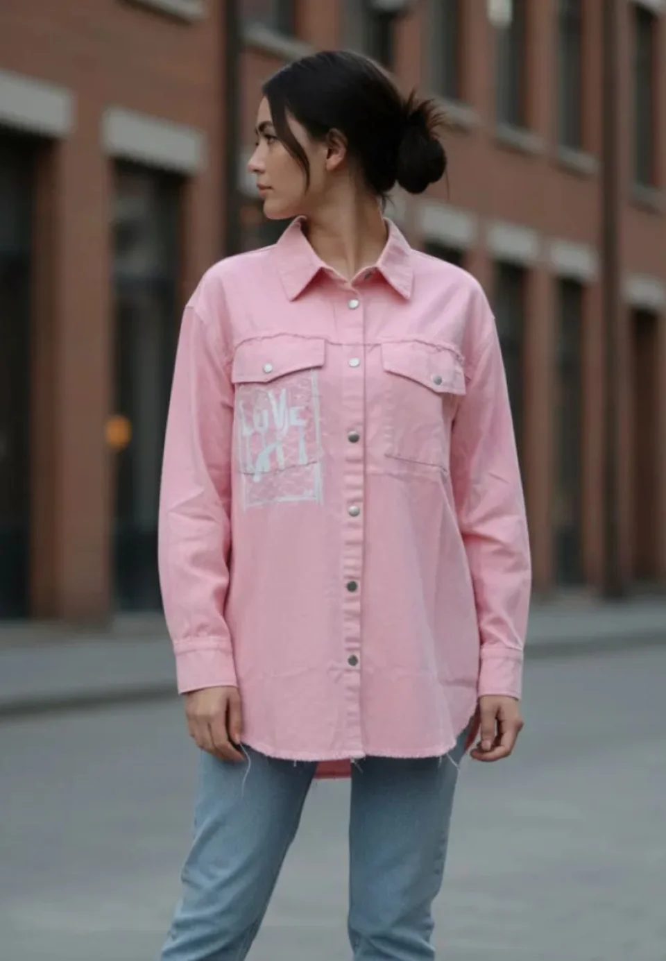 Cămașă denim damă roz cu capse și imprimeu „Love Insensitize”