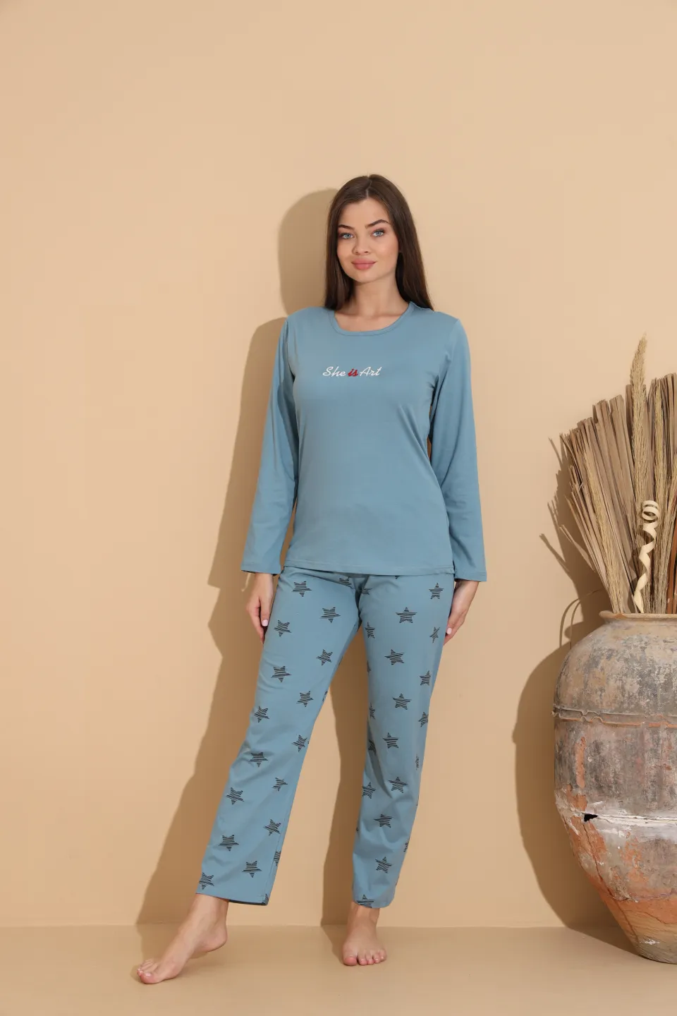 Pijama damă albastru deschis, bluză „She is Art” și pantaloni cu imprimeu stele negre – 100% bumbac