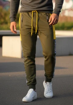 Pantaloni de trening bărbați verzi cu detalii galbene și model șah
