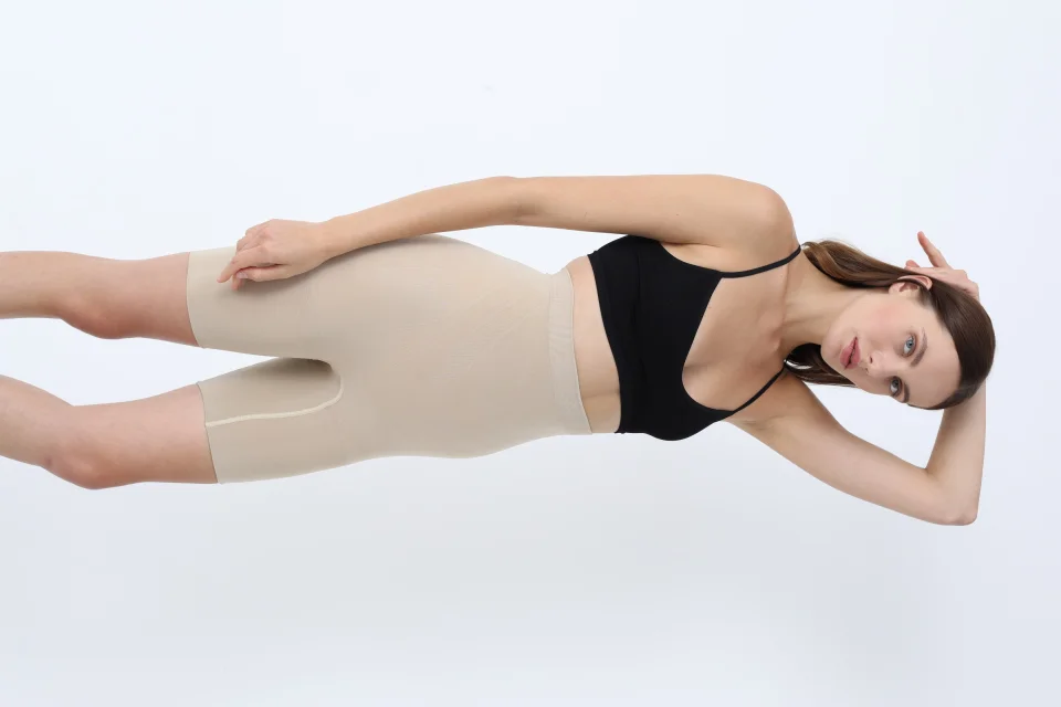 Pantaloni modelatori scurți cu talie înaltă – bej