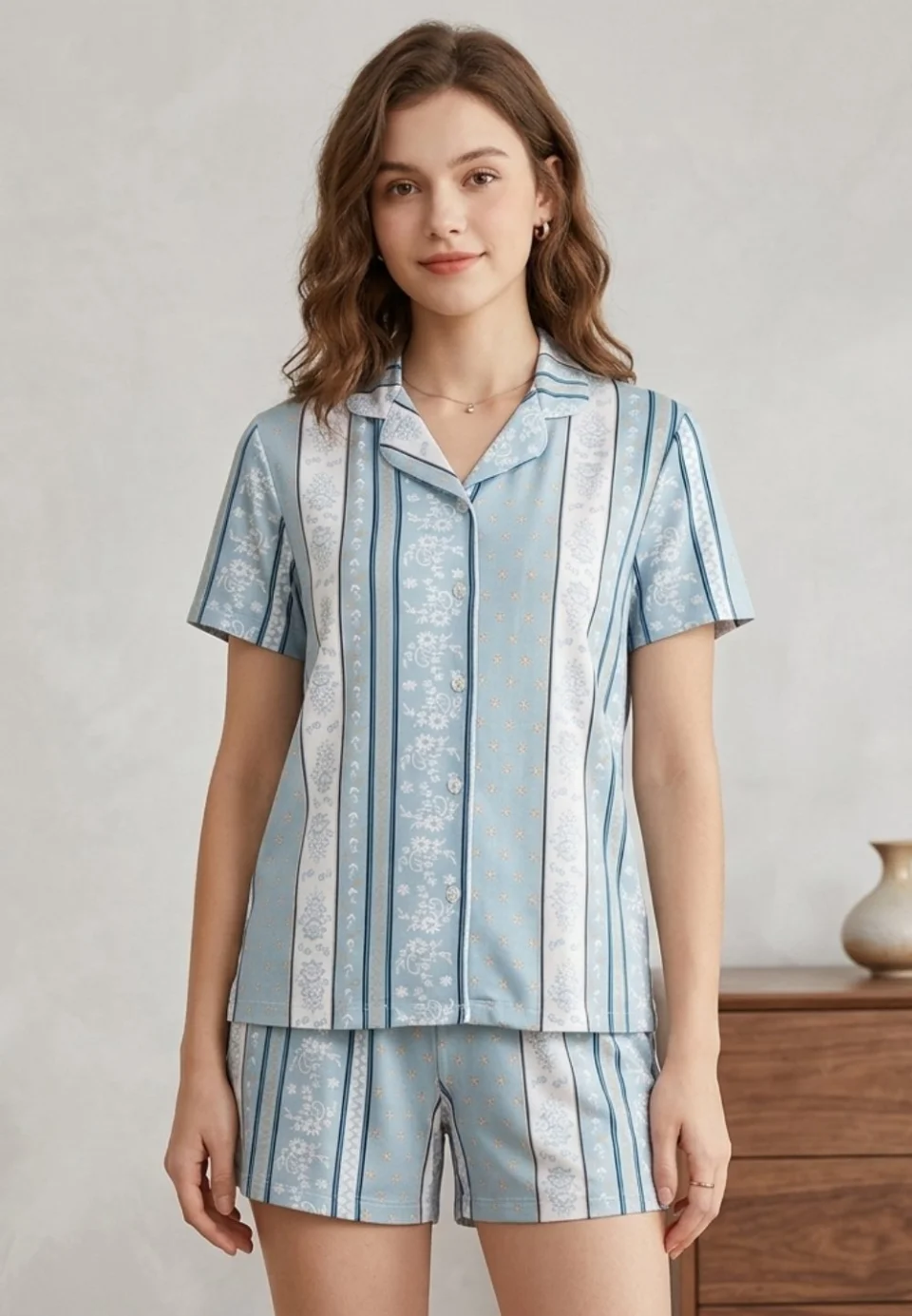 Pijamale damă cu mânecă scurtă si nasturi,  pantaloni scurți, imprimeu floral cu dungi, blue