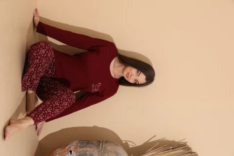 Pijama damă visiniu, bluză „Our Family” și pantaloni cu imprimeu flamingo – 100% bumbac