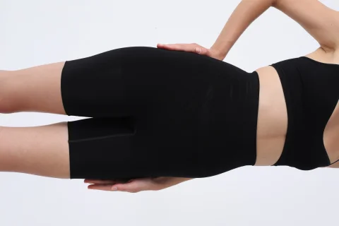 Pantaloni modelatori scurți cu talie înaltă – negru