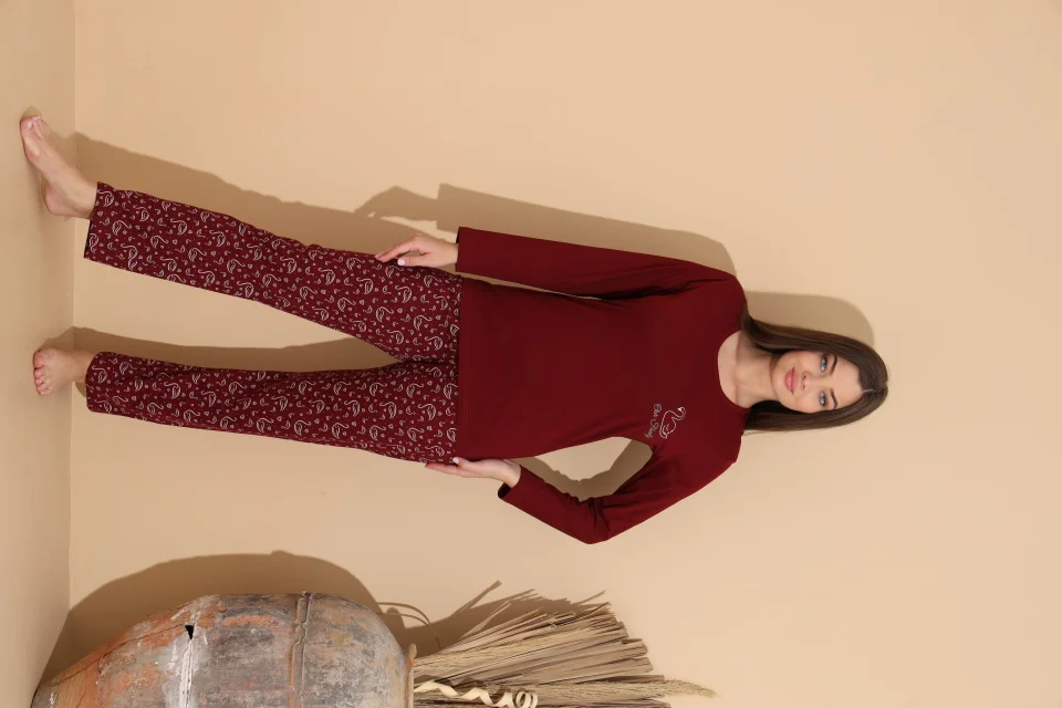 Pijama damă visiniu, bluză „Our Family” și pantaloni cu imprimeu flamingo – 100% bumbac