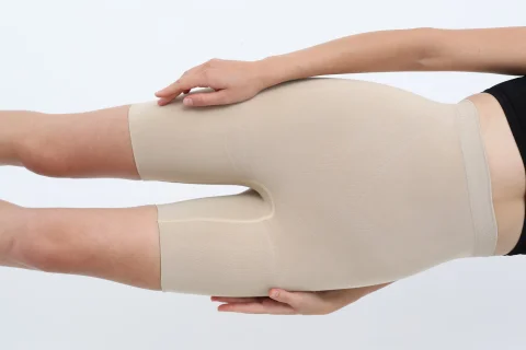 Pantaloni modelatori scurți cu talie înaltă – bej