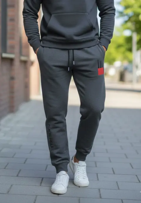 Pantaloni de trening bărbați gri închis cu detalii roșii și imprimeu „PLAY TO THE LIMIT”