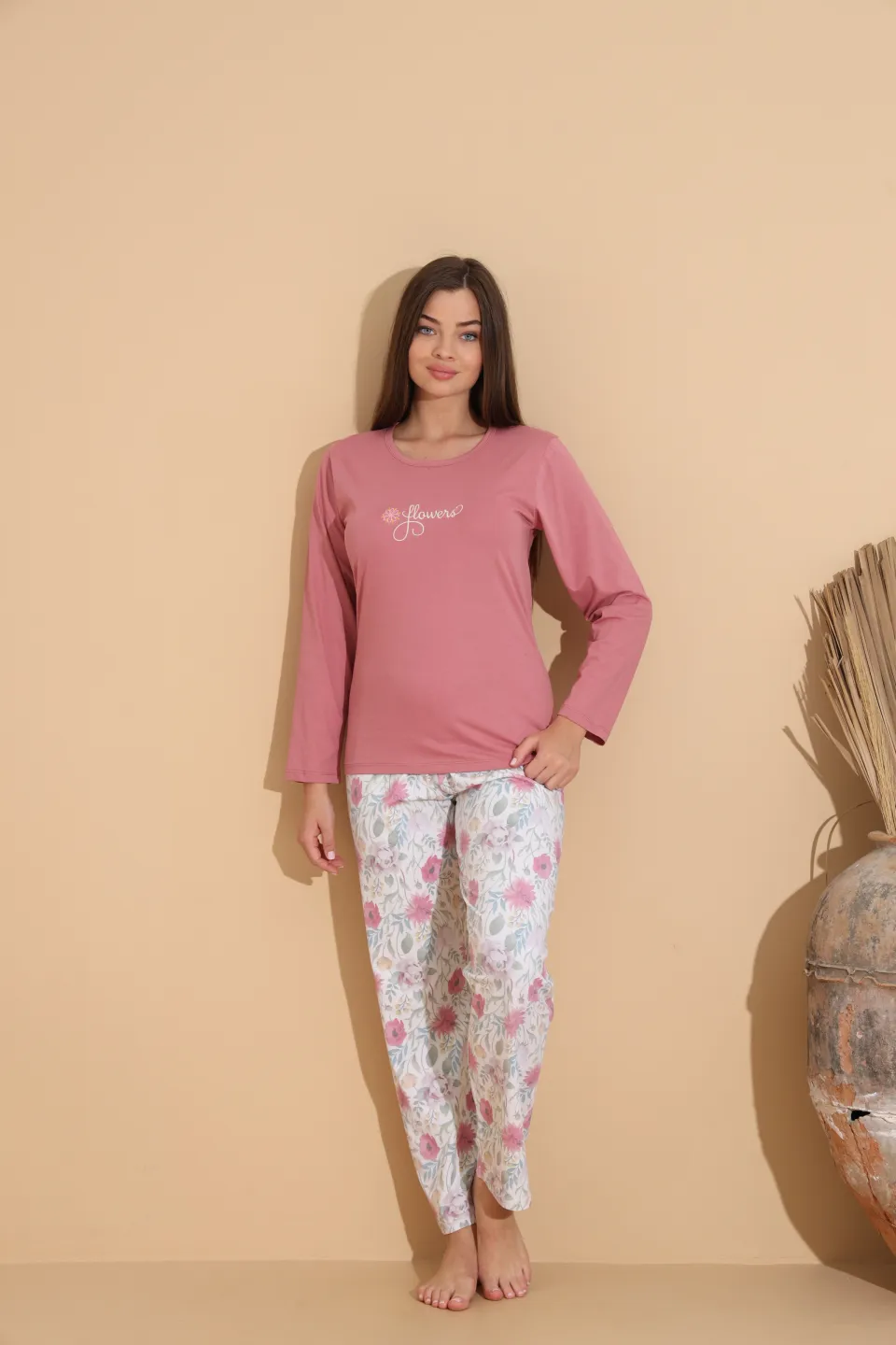 Pijama damă roz prăfuit, bluză „Flowers” și pantaloni cu imprimeu floral – 100% bumbac