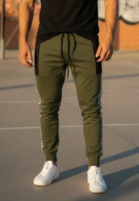 Pantaloni de trening bărbați verzi cu detalii negre și model șah