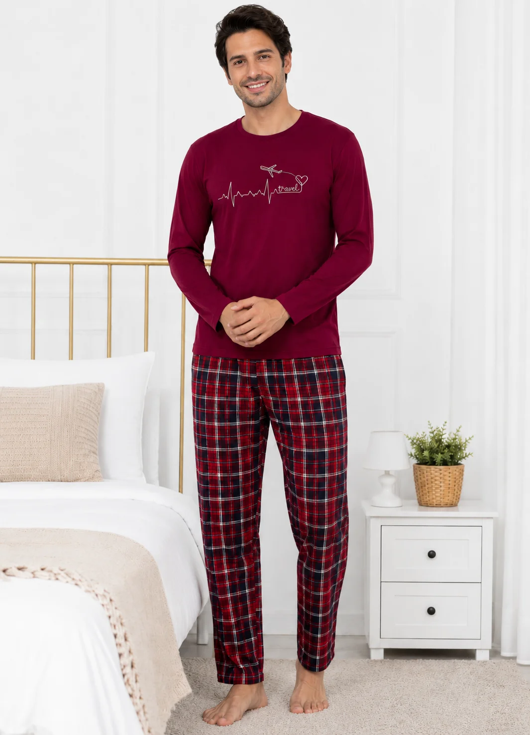 Set Pijama Barbati  cu Imprimeu „Travel” și Pantaloni în Carouri-Bordo