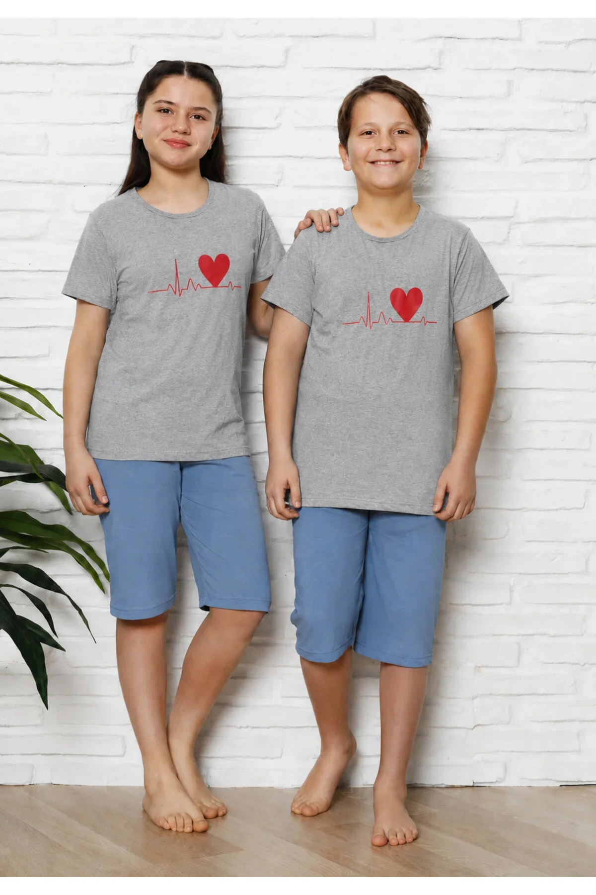 Pijama copii cu maneca scurta si pantalon 3/4,culoare Gri cu imprimeu Inima