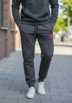 Pantaloni de trening bărbați gri închis cu detalii roșii și imprimeu „PLAY TO THE LIMIT”