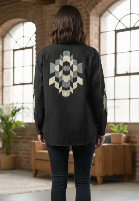 Cămașă denim damă neagră cu nasturi și imprimeu pe spate și mâneci