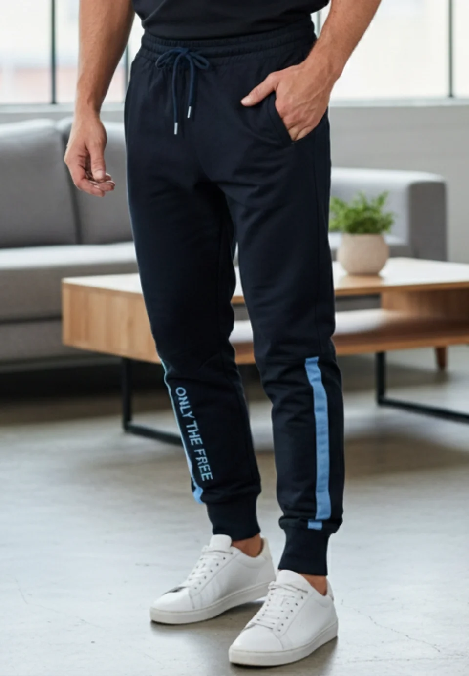 Pantaloni de trening bărbați bleumarin cu imprimeu „ONLY THE FREE”