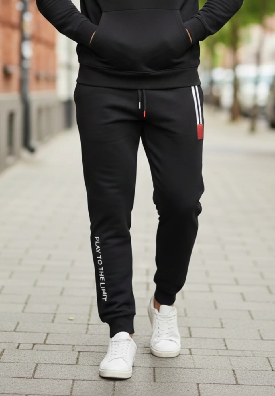 Pantaloni de trening bărbați negri cu detalii roșii, dungi albe și imprimeu „PLAY TO THE LIMIT”