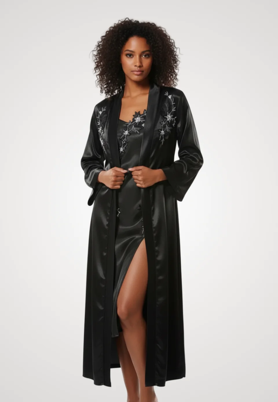 Set 2 piese, halat și cămașă de noapte satinat – negru cu broderie florală