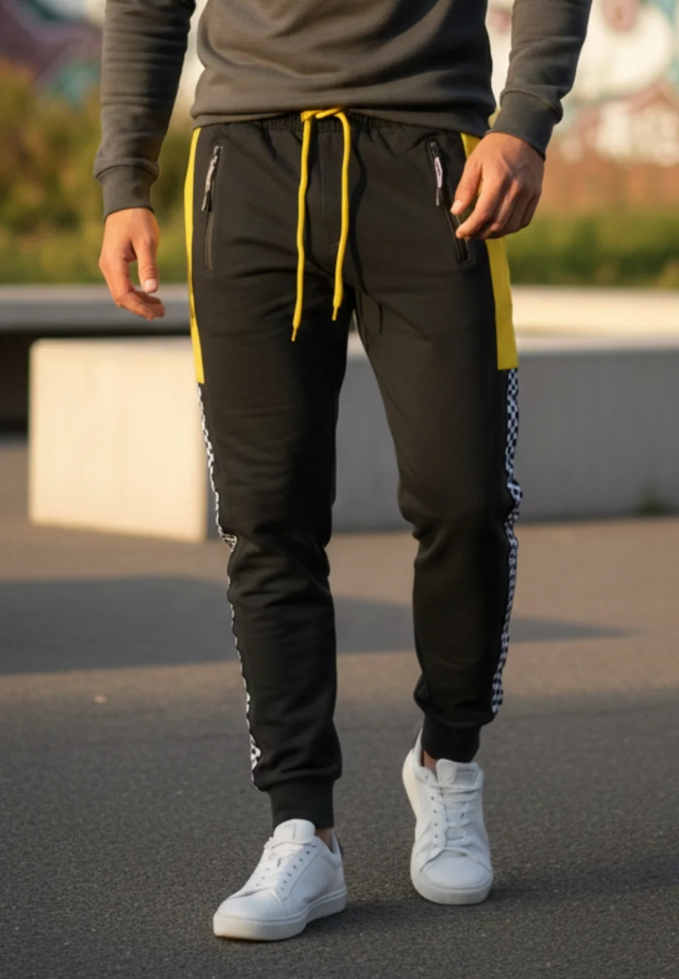 Pantaloni de trening bărbați negri cu detalii galbene și model șah