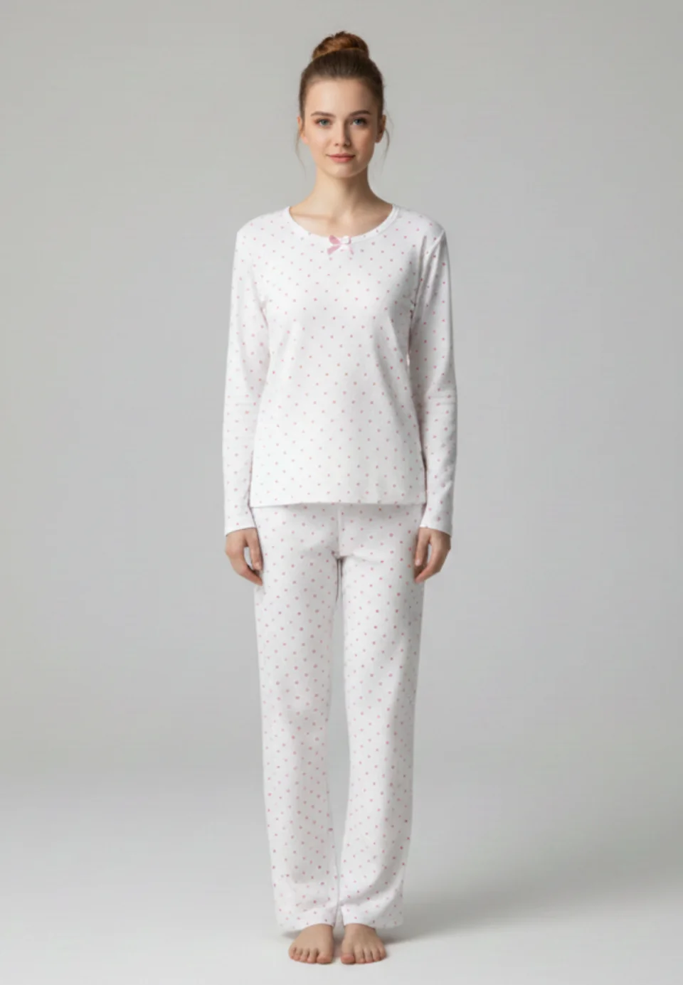 Pijama damă albă cu punctulețe roz, bluză cu mânecă lungă și fundiță