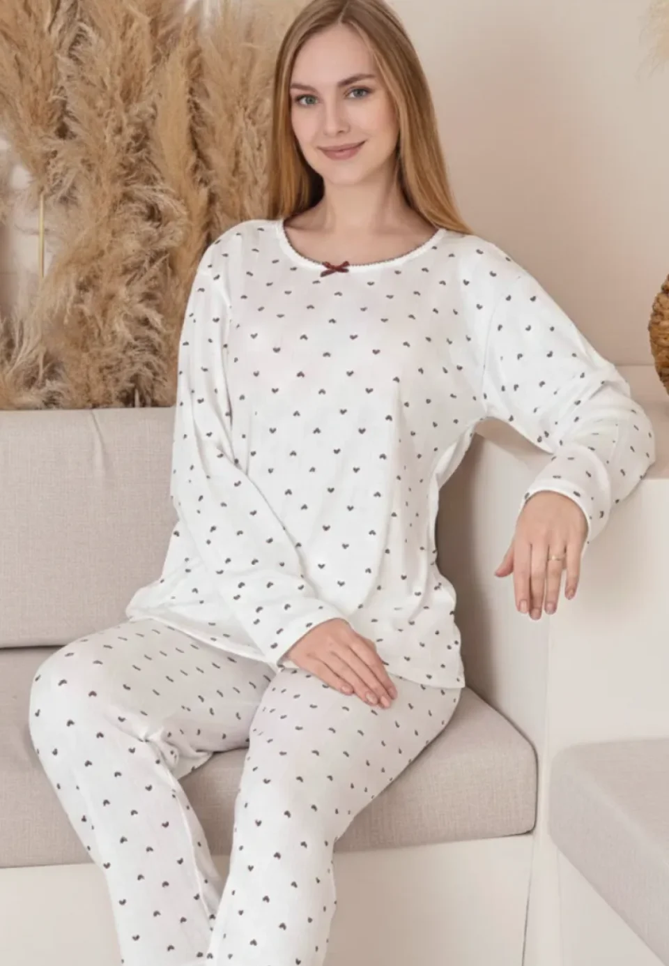 Pijama damă albă cu inimioare bordo, bluză cu mânecă lungă și fundiță