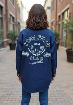 Cămașă denim damă bleumarin cu capse și imprimeu „Love Insensitize”