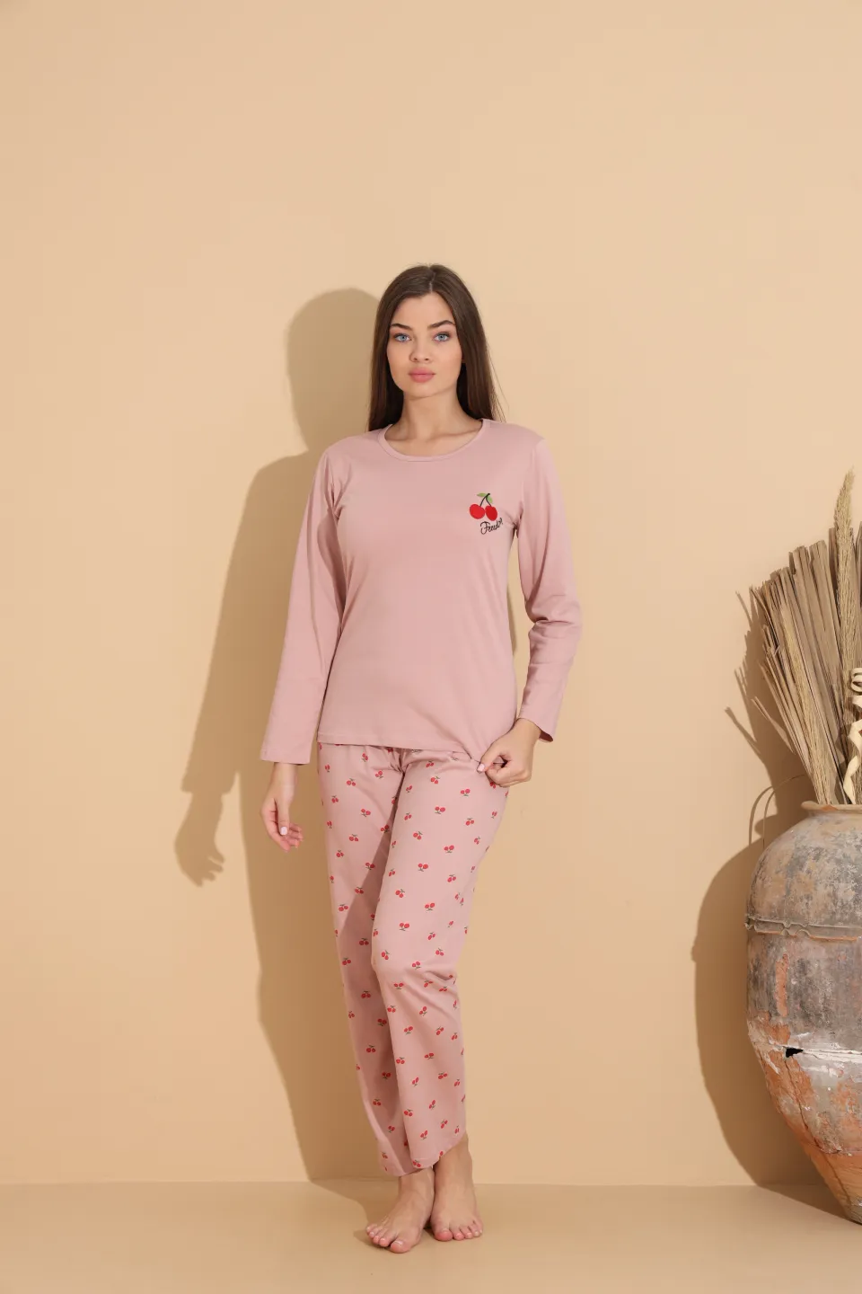Pijama damă roz pal cu imprimeu cireșe și freedom cu pantaloni lungi cu cirese – 100% bumbac