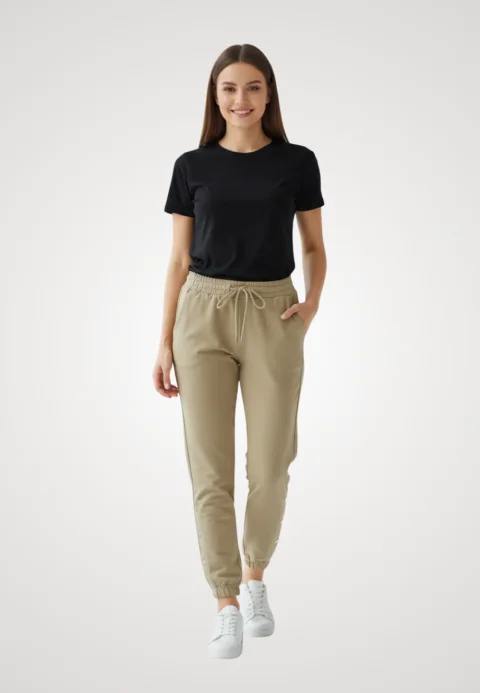 Pantaloni de trening damă crem cu capse decorative și buzunare