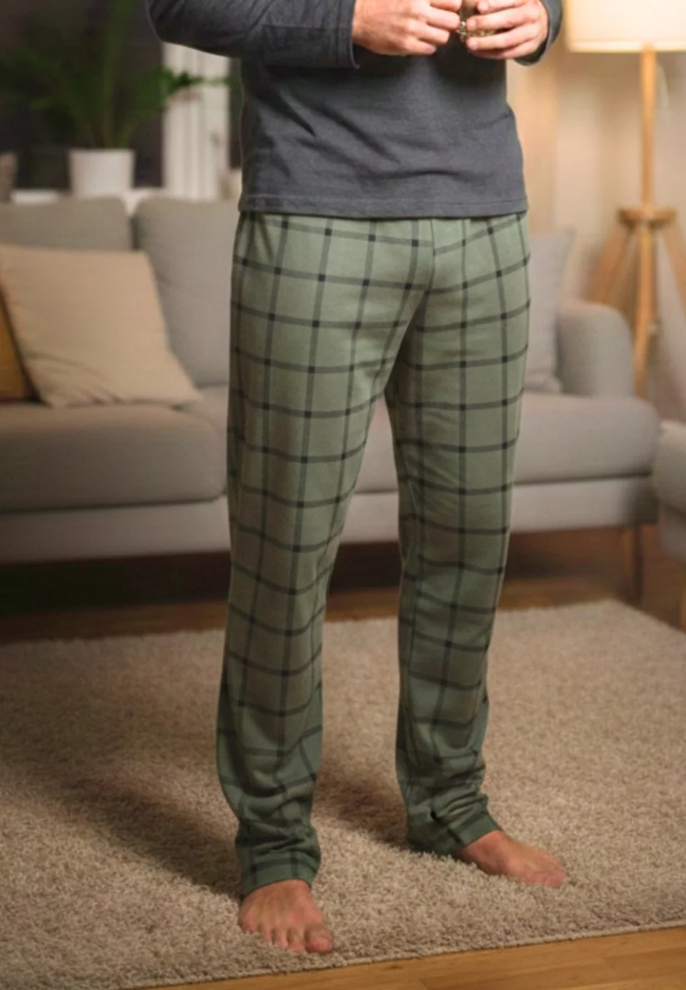 Pantaloni pijama bărbați verde închis cu pătrățele negre, croială lejeră