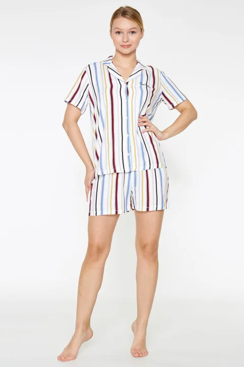 Pijama Dama din Viscoză – Bluza cu Mâneci Scurte și Pantaloni Scurți cu Elastic în Talie, Dungi