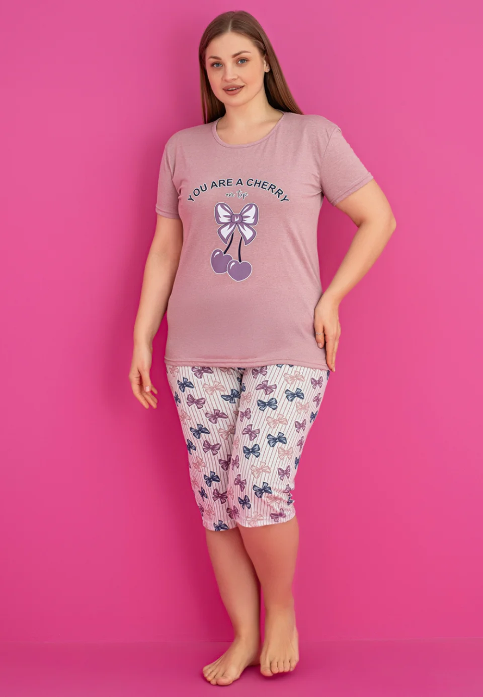 Pijama damă bumbac mărime mare – Set 2 piese: tricou + pantaloni 3/4 imprimeu you are a cherry