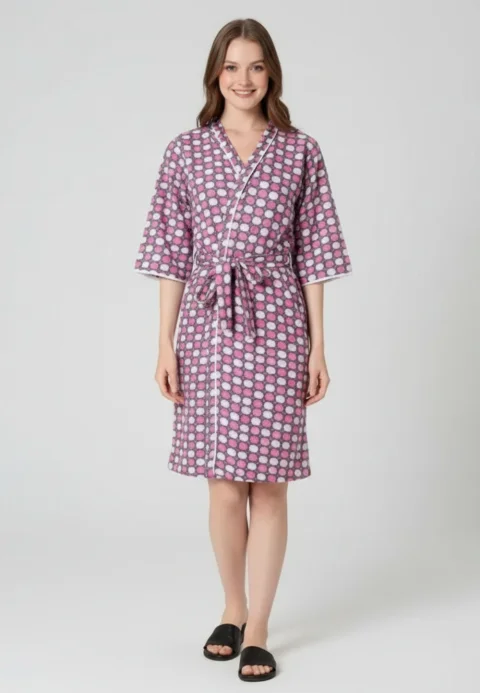 Halat de baie damă – gros, cu buline albe și roz, cu glugă și mâneci trei sferturi