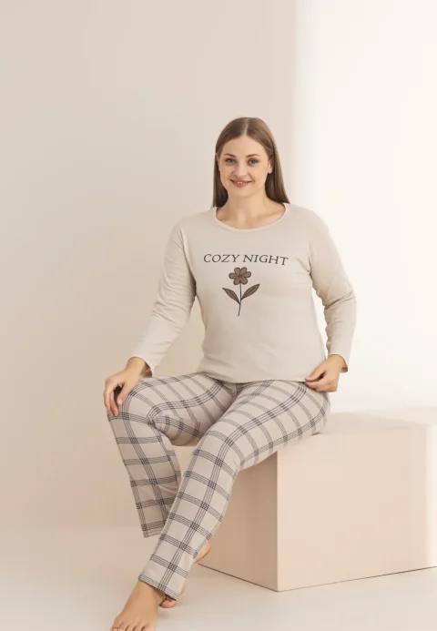 Pijama damă Big Size bej cu mânecă lungă și pantaloni lungi, imprimeu „Cozy Night”