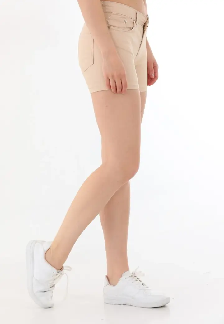 Blugi scurți damă de vară – elastici, mulați, cu buzunare la spate-crem