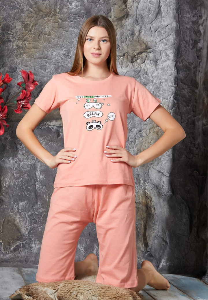 Pijama damă bumbac, tricou și pantaloni 3/4, imprimeu ,,Five More Minutes'', coral