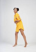 Rochie de casă Vienetta galben, mânecă 3/4, imprimeu „Smile to the world”