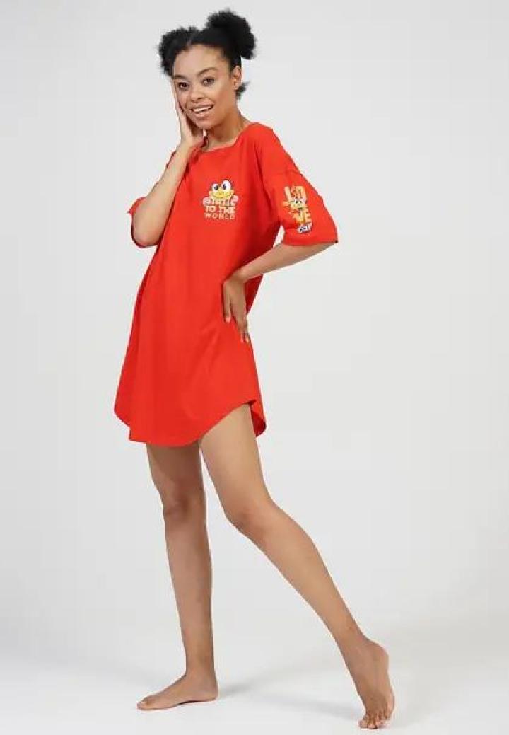 Rochie de casă Vienetta roșie, mânecă 3/4, imprimeu „Smile to the world”