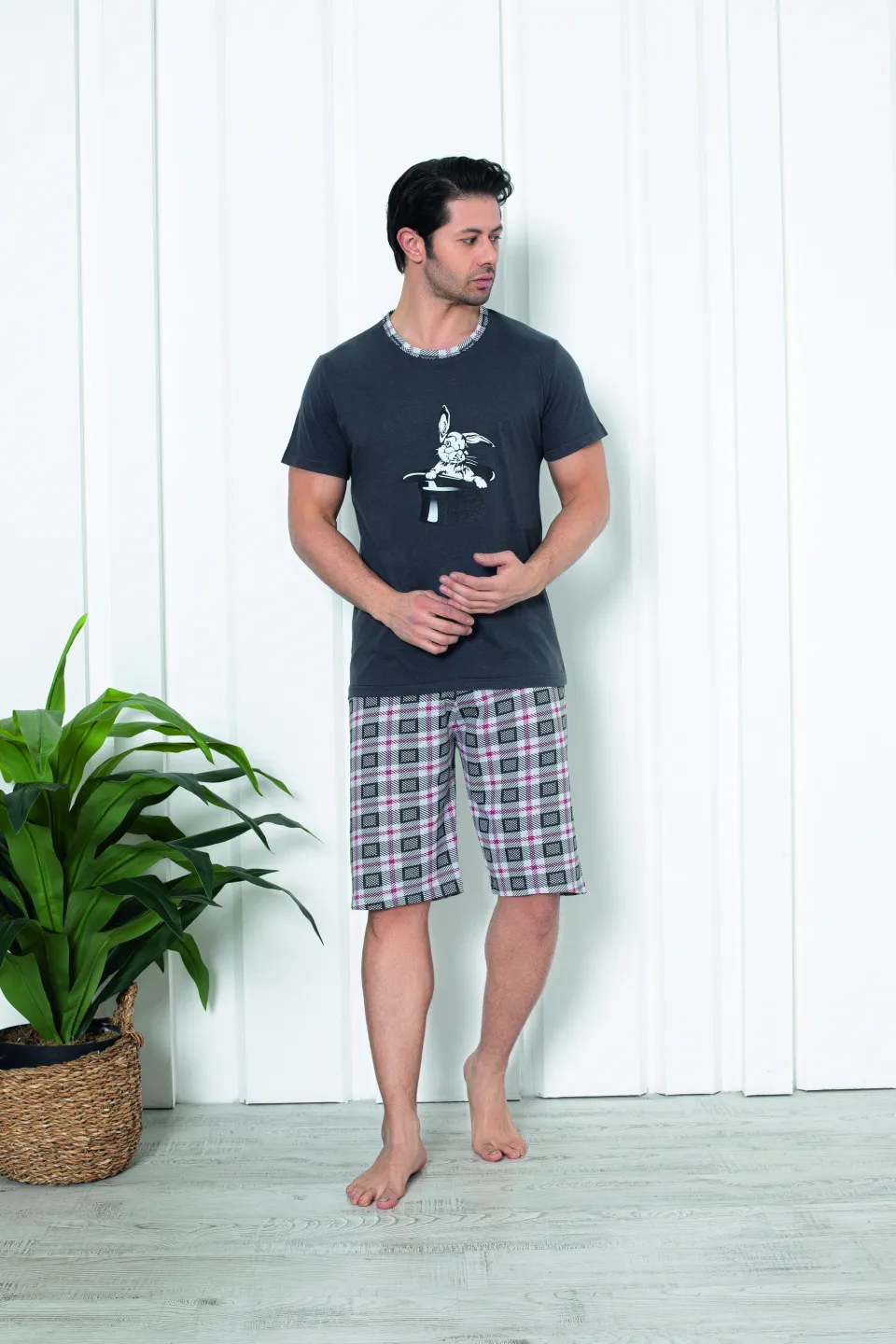 Pijama bărbat din bumbac, mânecă scurtă și pantaloni 3/4, imprimeu iepure, gri închis - 1