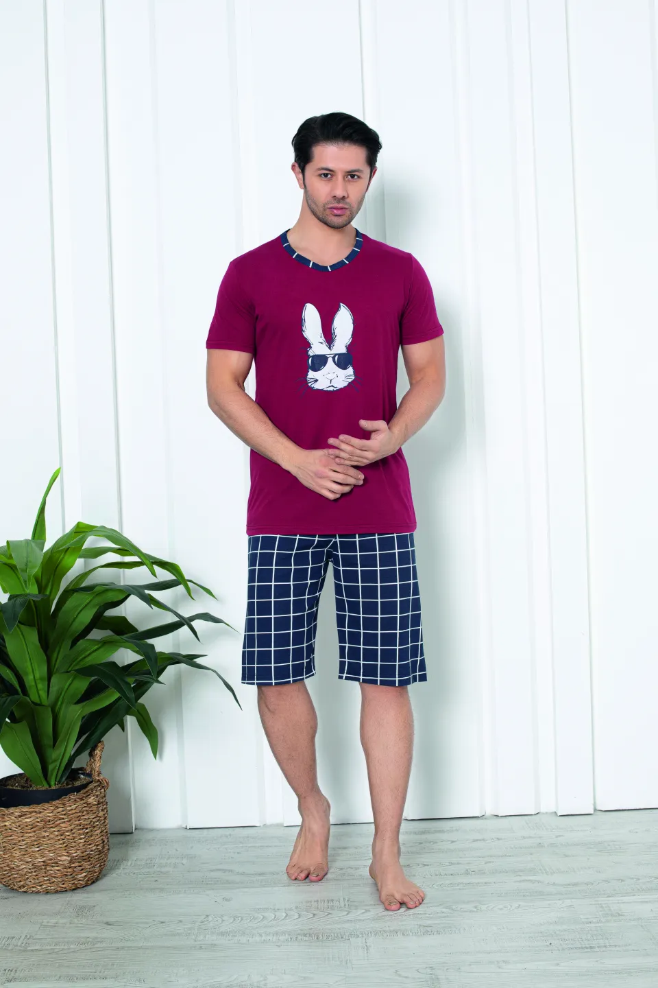 Pijama bărbat din bumbac, mânecă scurtă și pantaloni 3/4, imprimeu iepure cu ochelari, rosu - 1