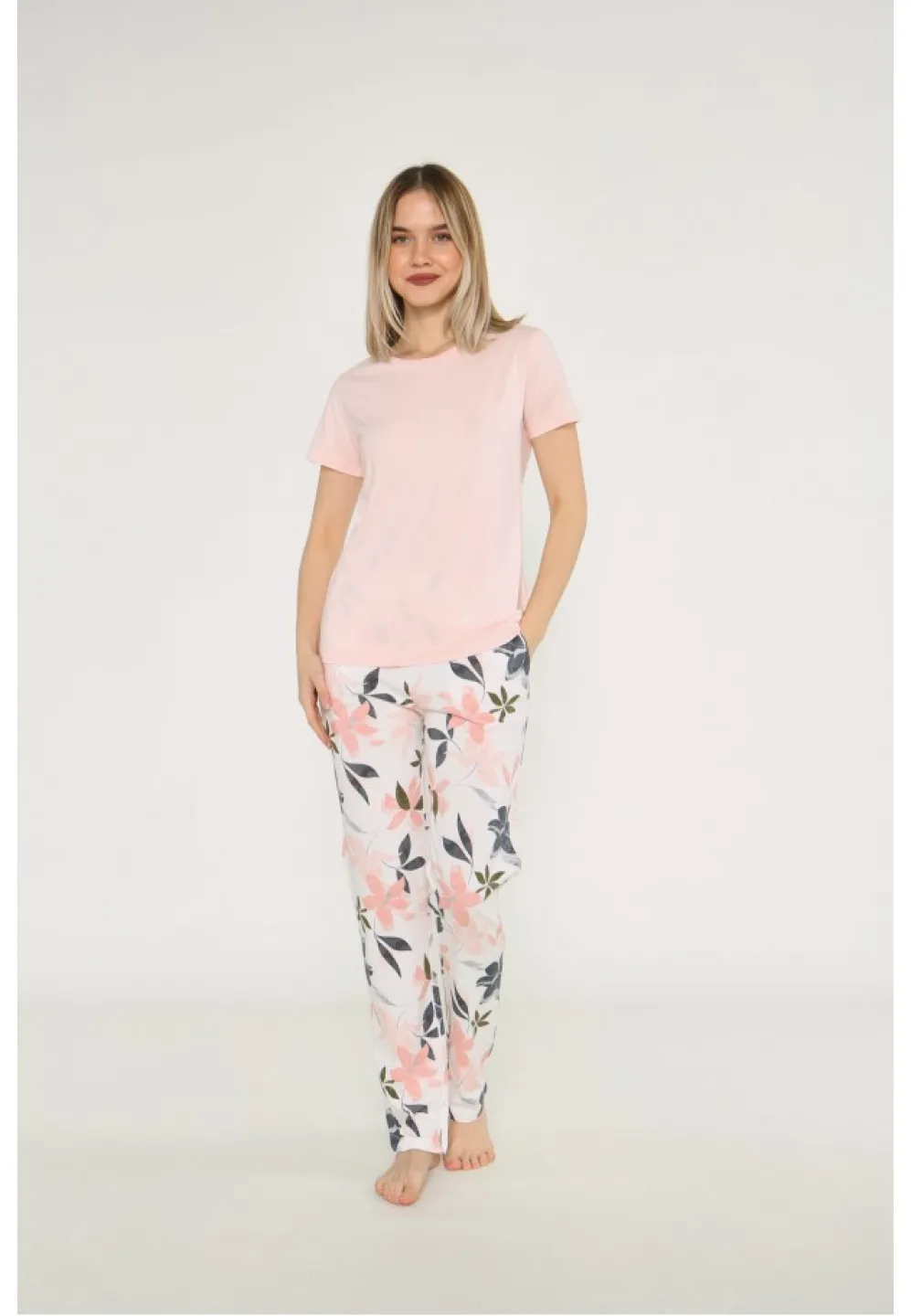 Pijama damă,  bluză cu mânecă scurtă și decolteu rotund, pantaloni lungi cu imprimeu floral, culoare somon - 1