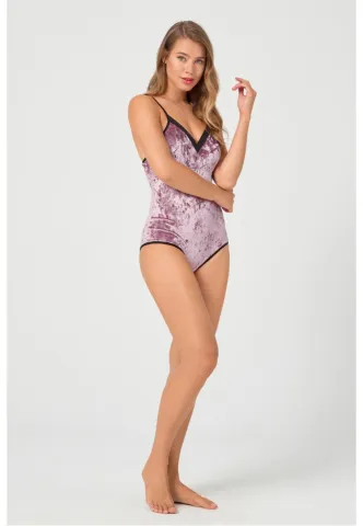 Body dama din catifea, decoltat, inchidere cu nasture, culoare roz pudra