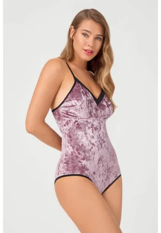 Body dama din catifea, decoltat, inchidere cu nasture, culoare roz pudra hover