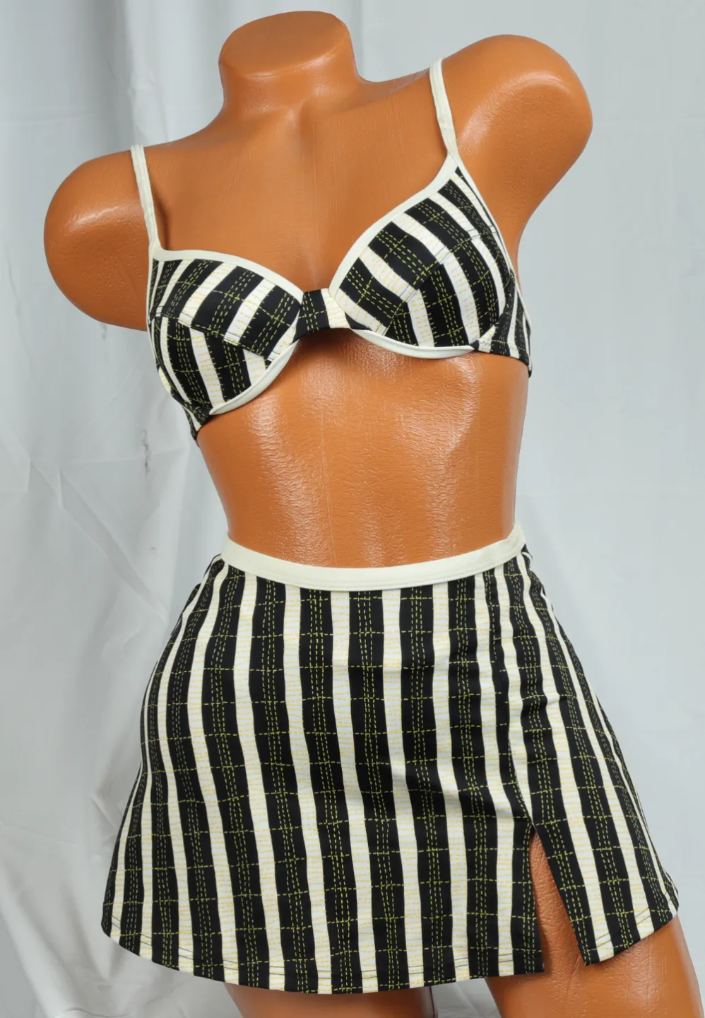 Costum de baie damă 3 piese – sutien cu burete și balene, slip clasic și fustă scurtă cu imprimeu dungi alb-negru - 3