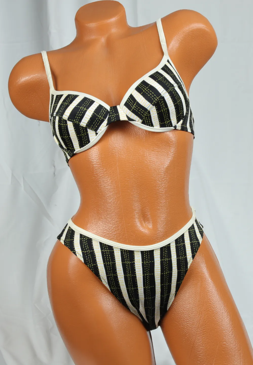 Costum de baie damă 3 piese – sutien cu burete și balene, slip clasic și fustă scurtă cu imprimeu dungi alb-negru - 1