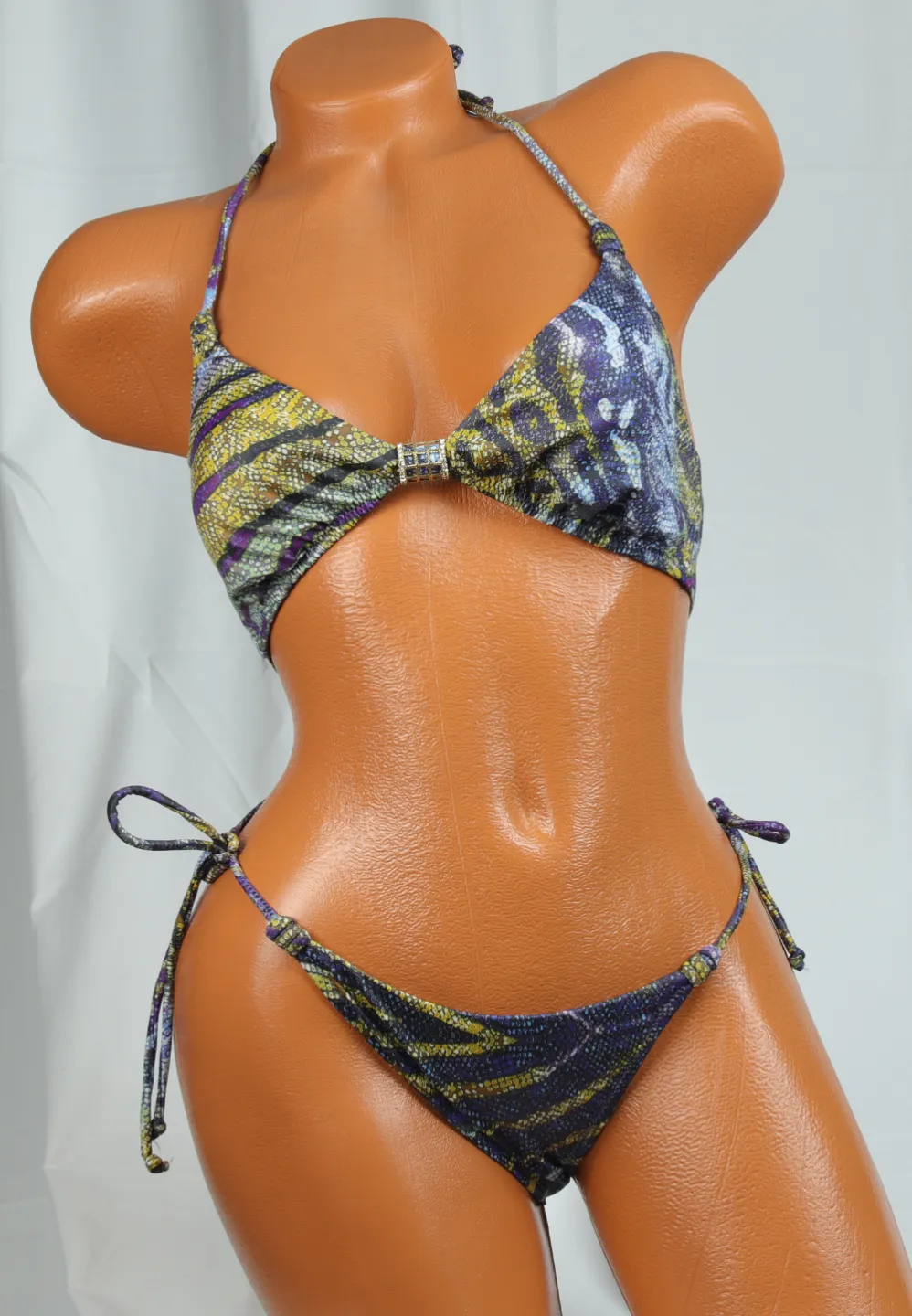 Costum de baie damă cu imprimeu colorat – sutien cu ornament metalic și slip cu șnur - 1