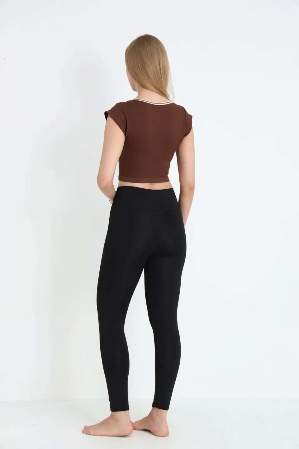 Crop tricou damă cu mânecă scurtă – maro - 2