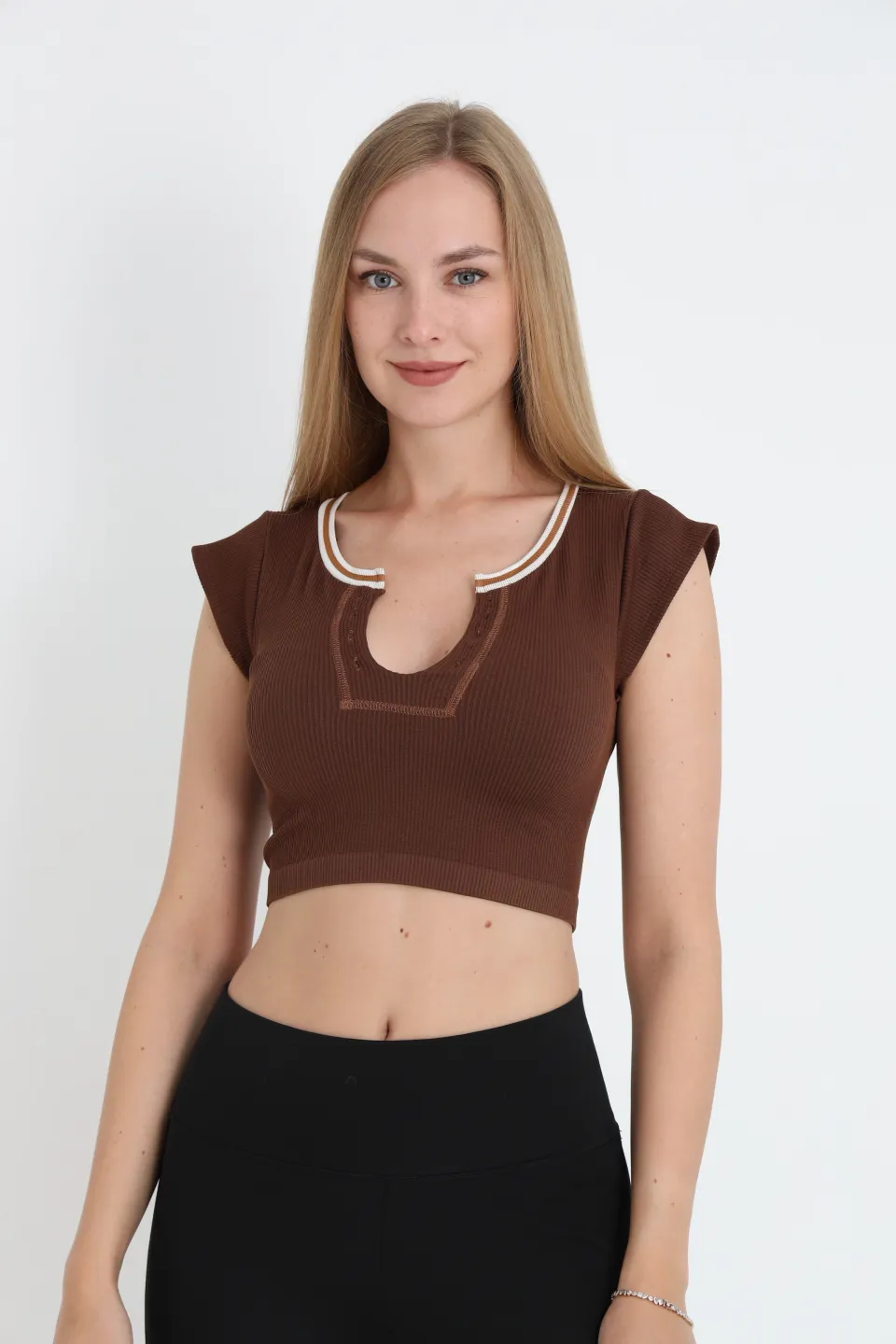 Crop tricou damă cu mânecă scurtă – maro - 1