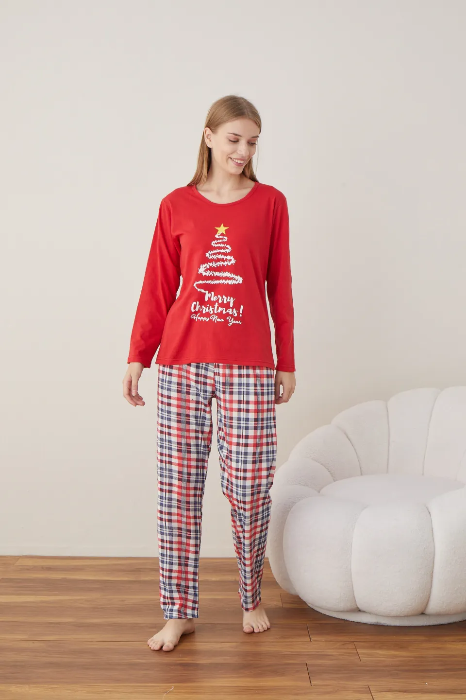 Pijama de Crăciun pentru damă, bluză roșie cu imprimeu brad și pantaloni în carouri - 3