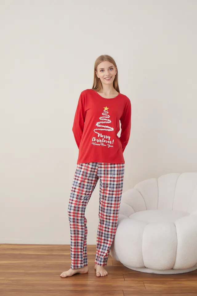 Pijama de Crăciun pentru damă, bluză roșie cu imprimeu brad și pantaloni în carouri
