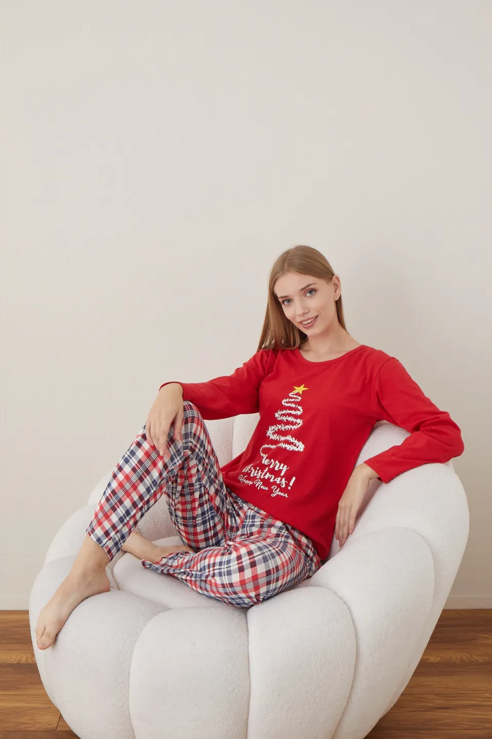 Pijama de Crăciun pentru damă, bluză roșie cu imprimeu brad și pantaloni în carouri - 4