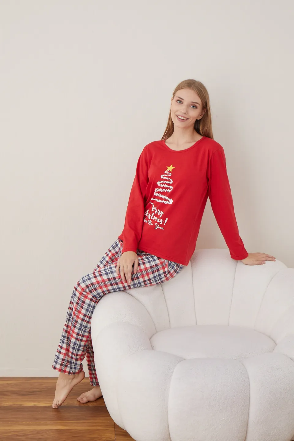 Pijama de Crăciun pentru damă, bluză roșie cu imprimeu brad și pantaloni în carouri - 6