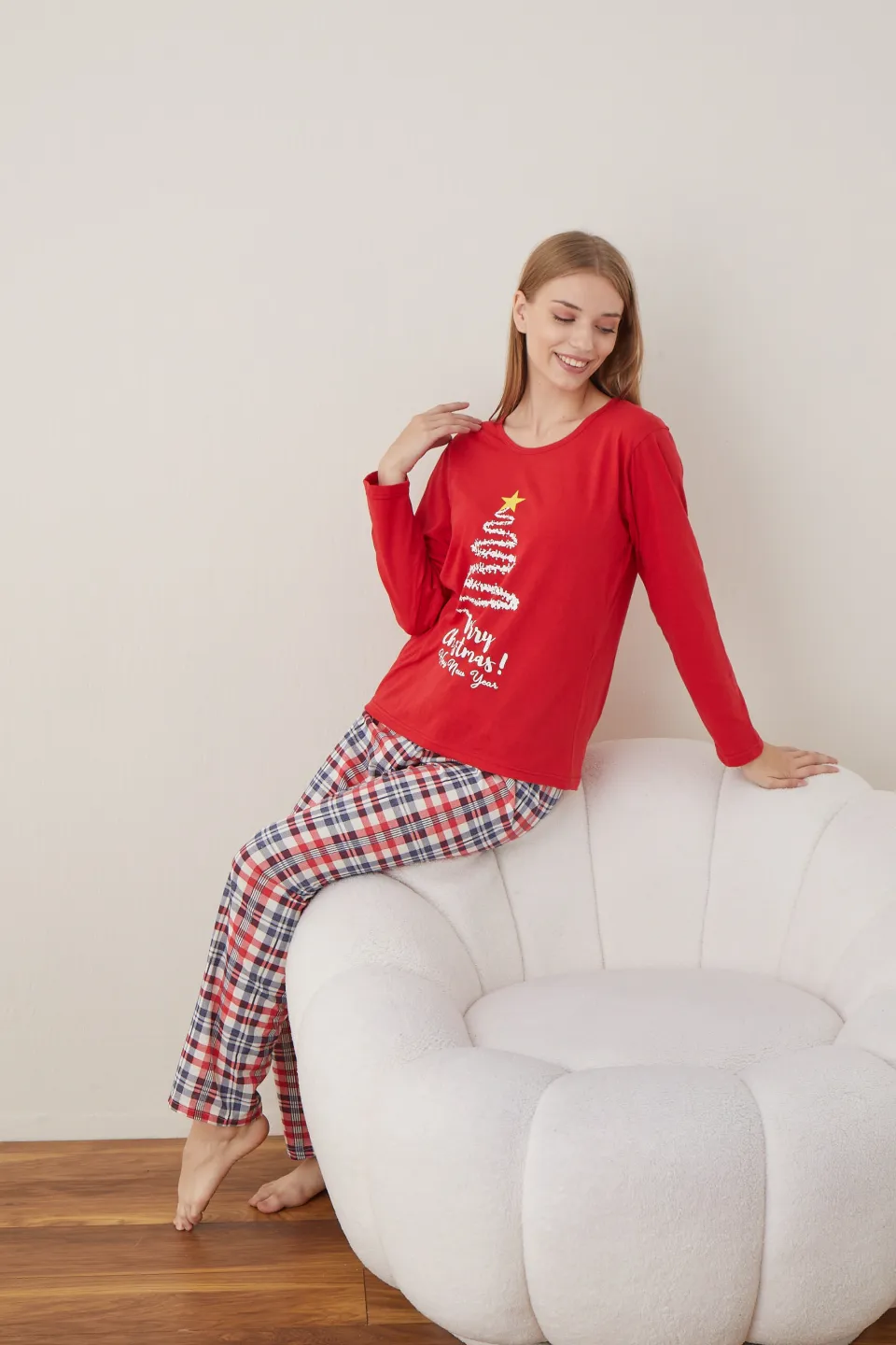 Pijama de Crăciun pentru damă, bluză roșie cu imprimeu brad și pantaloni în carouri - 7